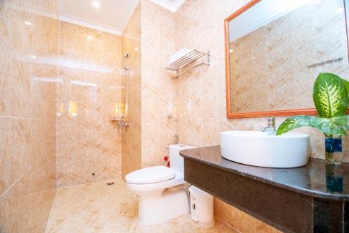 土龙木市SUN HOTEL的一间带水槽、卫生间和淋浴的浴室