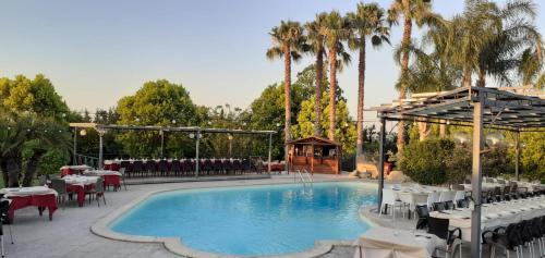圣切萨廖迪莱切露卡萨莱B&B酒店的一个带桌椅的游泳池和一个凉亭