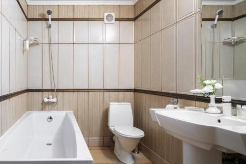 敖德萨阿卡迪亚酒店的带浴缸、卫生间和盥洗盆的浴室