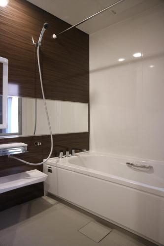 古川町Yoshiki Stay的浴室配有白色浴缸和淋浴。
