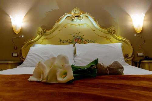 威尼斯艺术套房公寓的一张黄色床头板的床和上面塞着的动物