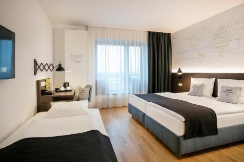 汉堡汉堡港口新城JUFA酒店的酒店客房设有两张床和窗户。
