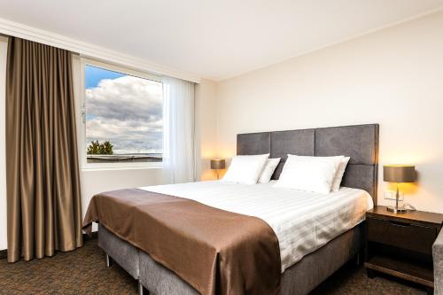塔林Adoryal Hotell的一间卧室设有一张大床和一个窗户。