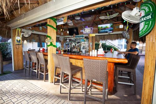 好莱坞加勒比海洋度假村的坐在餐厅酒吧里的人