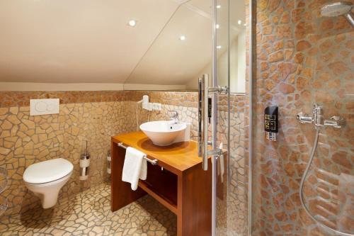 帕德博恩海德住宅酒店的浴室配有卫生间、盥洗盆和淋浴。