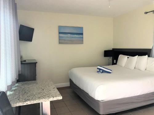 好莱坞加勒比海度假宾馆的酒店客房设有两张床和一张桌子。