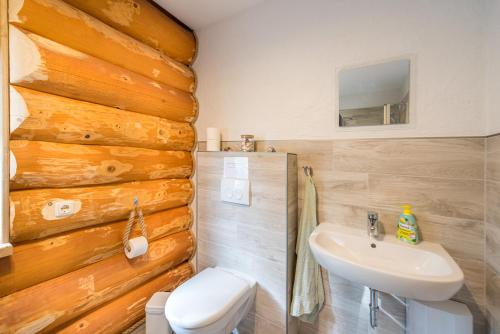 BriesenFerienidyll zur Spreeaue的浴室配有白色卫生间和盥洗盆。