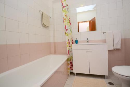 阿玛考德佩拉Casa Nau B的带浴缸、盥洗盆和卫生间的浴室