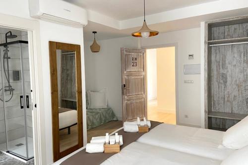 毕尔巴鄂7芥兰住宿加早餐旅馆的白色卧室配有一张床和淋浴
