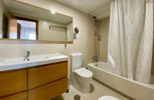 维戈SOL 22的浴室配有盥洗盆、卫生间和浴缸。