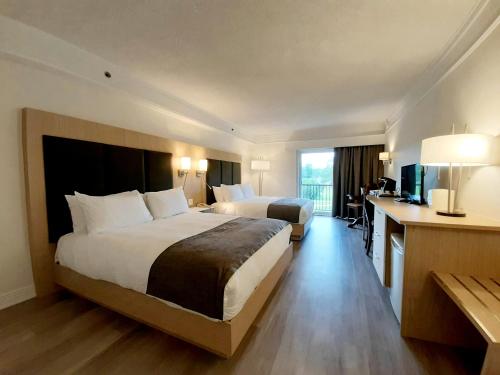 斯托纳姆杜拉克德拉格庄园酒店的酒店客房配有两张床和一张书桌