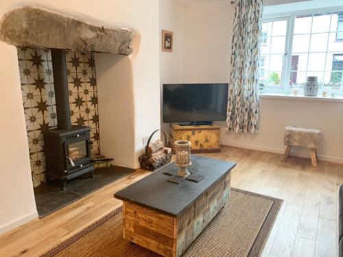康威Gorlan Cottage Tal y Bont Conwy的客厅设有壁炉和电视。