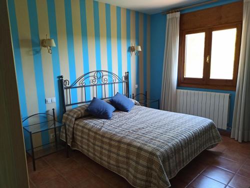 达罗卡Casilla del Pinar的一间卧室配有一张蓝色和白色条纹的床