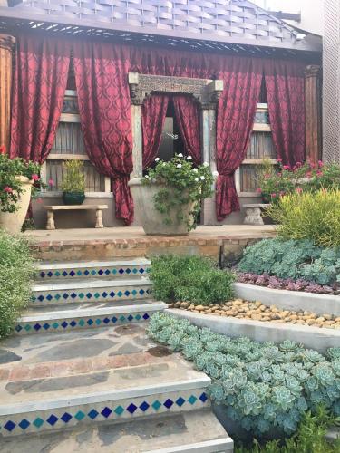 逊邱伦40 on Aspen的花园设有楼梯和植物,配有红色窗帘