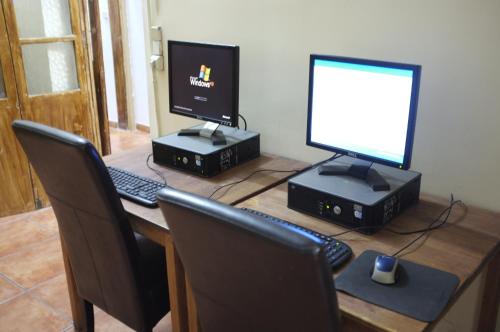 巴塞罗那欧罗巴旅馆的一张桌子,上面有两台显示器和一台电脑