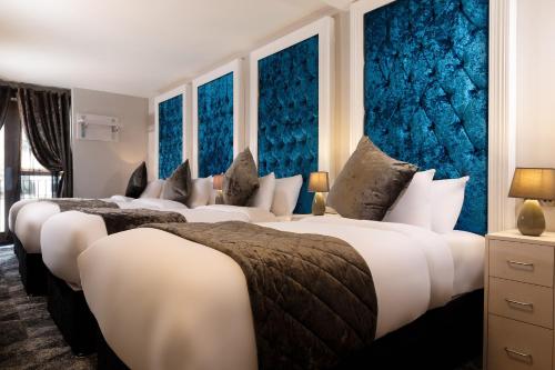 都柏林Temple Bar Lane的两张位于酒店客房的床,拥有蓝色的墙壁