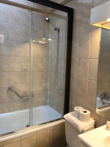 蓬塔阿雷纳斯马蒂科公寓的带淋浴、卫生间和盥洗盆的浴室