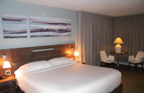 卡拉凯特奥贝尔格达莱伯酒店的酒店客房带大型白色床和椅子