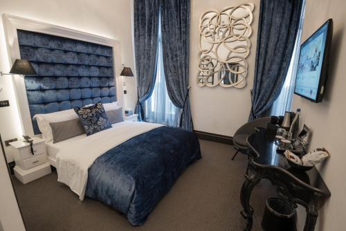 伦敦The Exhibitionist Hotel的一间卧室设有一张床和一个大窗户