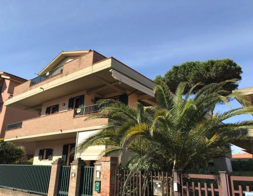 格罗塞托港Marina Apartments的前面有棕榈树的建筑
