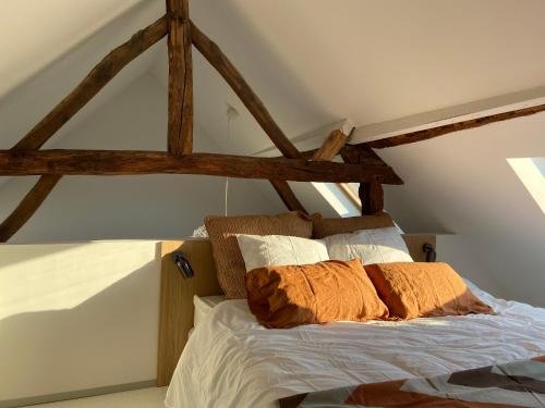 特镇Fenêtre sur Theux的一间卧室配有一张木梁床