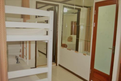 杜马格特普里西拉别墅旅馆的客房设有两张双层床和镜子