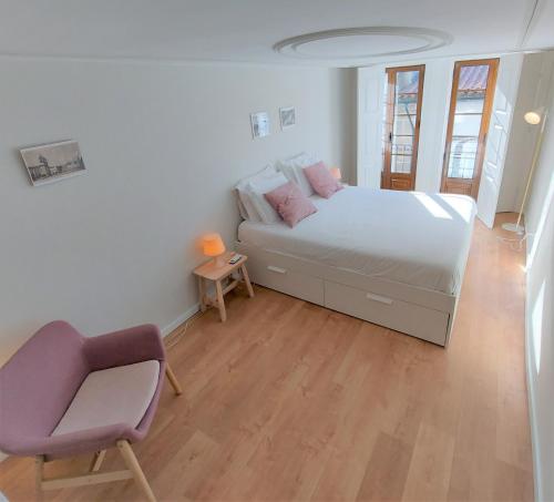布拉加Anjo33 Flats的白色卧室配有床和椅子