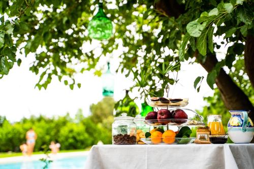 拉斯卡里Terre e Torri Country Resort的上面有水果和其他食物的桌子