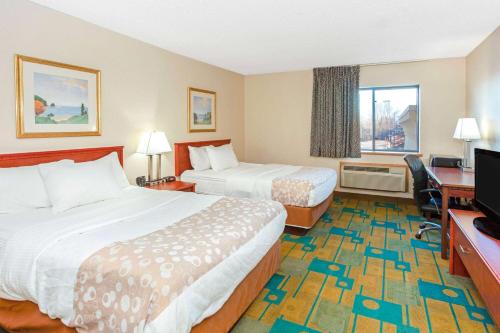 橡树溪/密尔沃基机场拉金塔酒店客房内的一张或多张床位