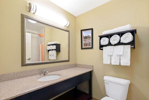 La Quinta by Wyndham Stillwater -University Area的一间浴室