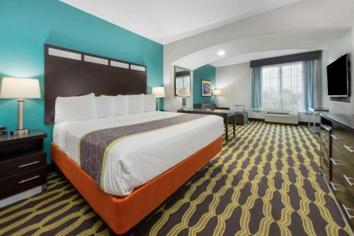 亨博尔休斯顿亨布尔阿塔斯科斯塔拉金塔旅馆及套房的大型酒店客房设有一张大床和一张书桌