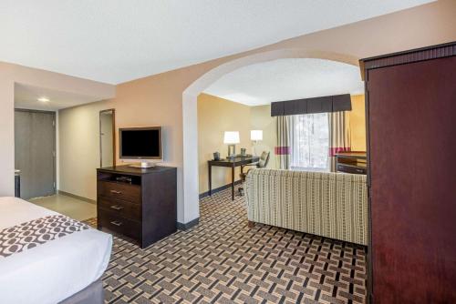 丹尼森德克萨斯湖丹尼森拉金塔套房酒店的酒店客房,配有床和电视