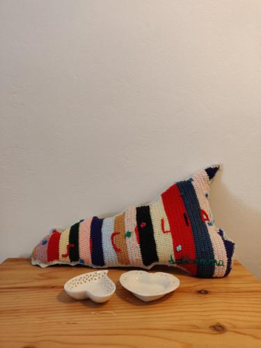基亚拉蒙泰-古尔菲Dabbanna的木桌上的枕头和两道菜