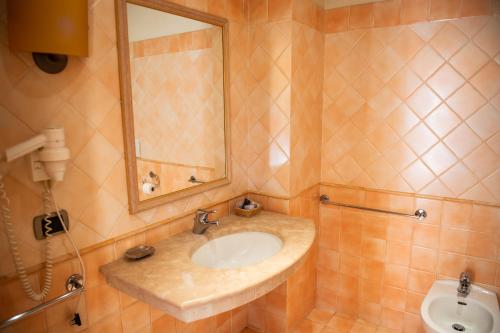 FilottranoHotel Ostello Settecolli Sport的一间带水槽、镜子和卫生间的浴室