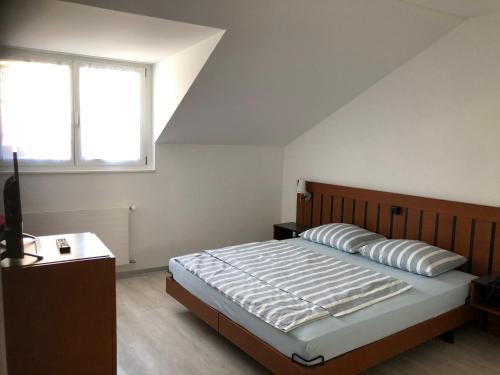 格伦兴帕萨厅酒店及餐厅的一间卧室设有一张大床和一个窗户。