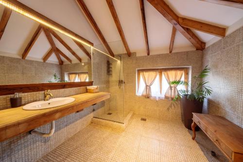 Woodland Resort的一间浴室