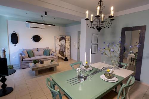 卡拉马塔Magnolia - Apartment in Kalamata的客厅配有桌子和沙发