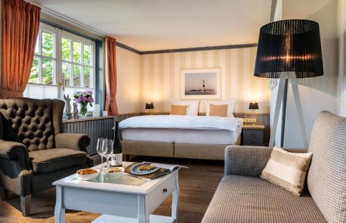 坎彭雷泽斯酒店的酒店客房配有床、沙发和桌子。