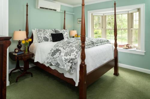 肯尼邦克港1802 House Bed & Breakfast的卧室配有带白色棉被的床