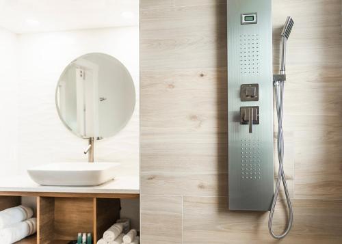 劳德代尔堡海滩太阳塔套房酒店的带淋浴的浴室,配有水槽和镜子