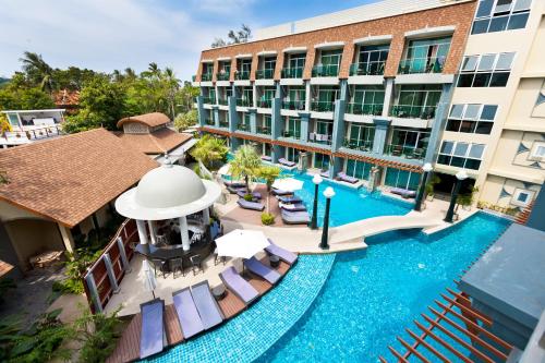 Ramaburin Resort Patong - SHA Extra Plus内部或周边的泳池