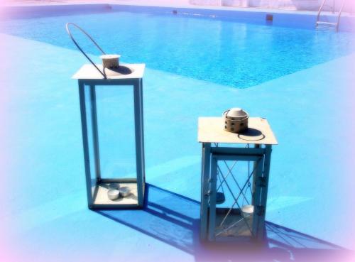 阿达玛斯里奥格玛酒店的游泳池中间的2张桌子