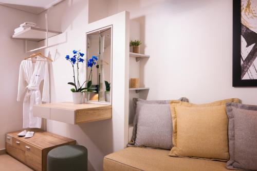 波托什缪斯公寓的客厅配有椅子和镜子