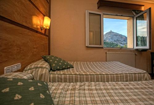 科森泰纳奥东河酒店的酒店客房设有两张床和窗户。