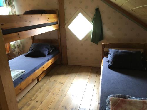 HillerstorpVandrarhem Svänö的一间卧室设有两张双层床和一扇窗户。