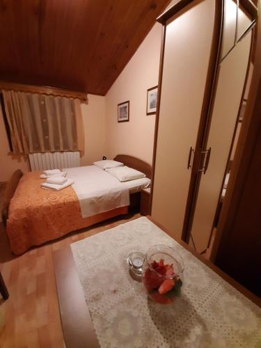 波雷奇Viva Molindrio的一间设有两张床和一张带一碗水果的桌子的房间