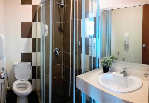 金马仑高原提亚斯公寓@艾利斯之家度假村的浴室配有卫生间、盥洗盆和淋浴。