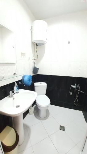 卡瓦拉提Calypso Kvariati Hotel的浴室配有白色水槽和卫生间。
