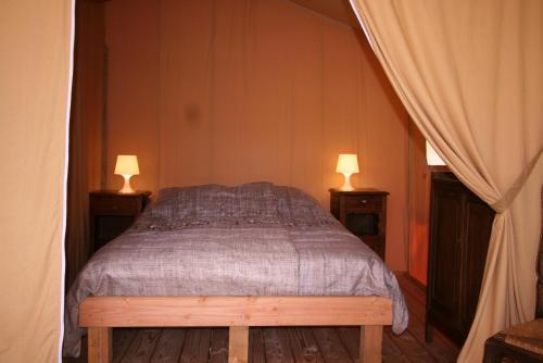 FeusinesSafaritent Les Pourettes的一间卧室,两边都配有一张床和两盏灯