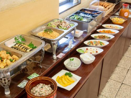 湖西市库尔泰克 －滨名湖旅馆的包含多种不同食物的自助餐